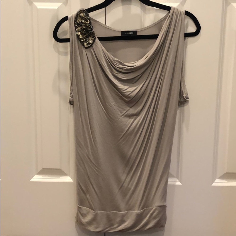Express top with appliqué
